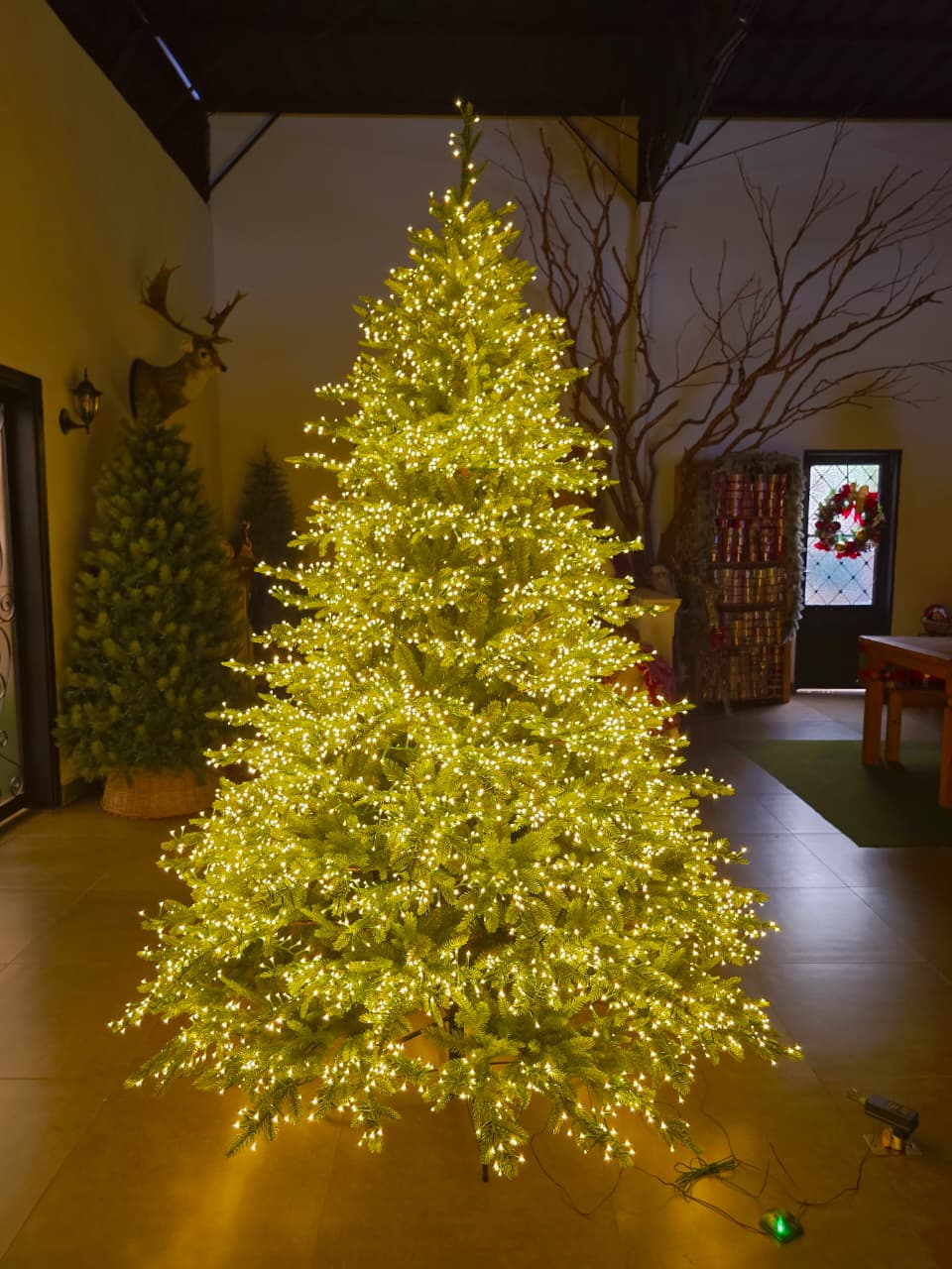 ÁRVORE PINHEIRO REALISTA PARIS 2,10CM 3003 GALHOS SUPER ILUMINADA 7000 LEDS WARM BIVOLT - PRÉ VENDA 2026