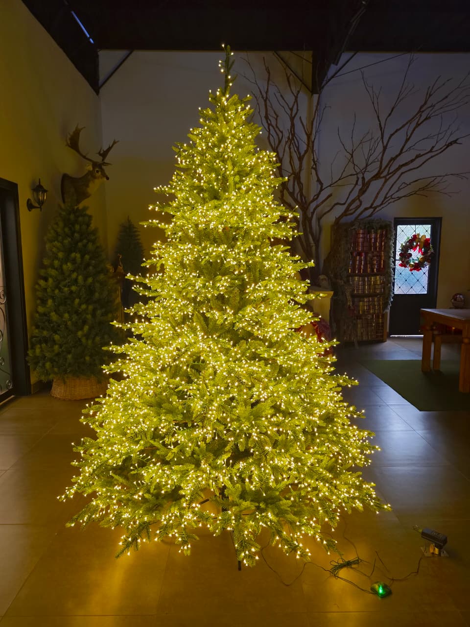 ÁRVORE REALISTA PARIS 2,40CM 4506 GALHOS SUPER ILUMINADA 8200 LEDS WARM BIVOLT - PRÉ VENDA 2026